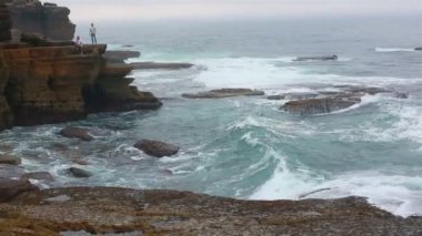 Peniche 'deki kayalıklar ve Atlantik Okyanusu. Portekiz