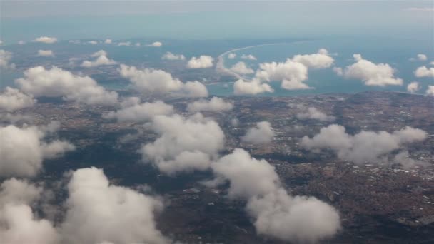 Zicht vanuit de patrijspoort van een vliegtuig. Wolken boven Lissabon. — Stockvideo