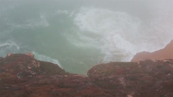 Mer et plage de sable dans un brouillard dense, jour d'automne