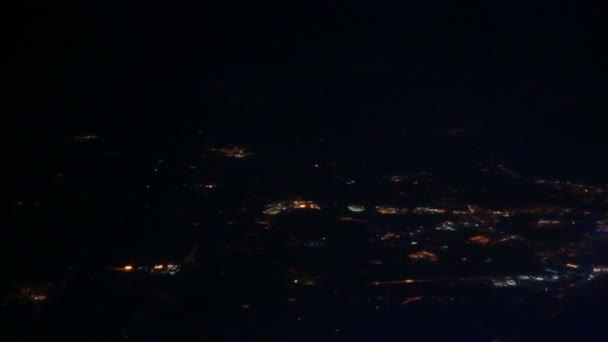 Vol pendant la nuit Varsovie. La vue depuis le hublot. Lumières de ville — Video