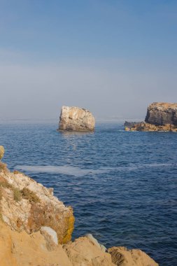 Papoa kayalıkları ve Peniche 'deki deniz. Portekiz