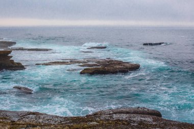 Peniche 'de taş sahili ve Atlantik Okyanusu. Portekiz