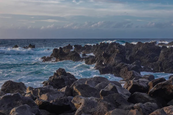 Piedras de lava en la playa de Piscinas Naturais Biscoitos. Océano Atlántico. Terceira Azores, Portugal. —  Fotos de Stock