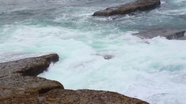 Peniche 'de taş sahili ve Atlantik Okyanusu. Portekiz