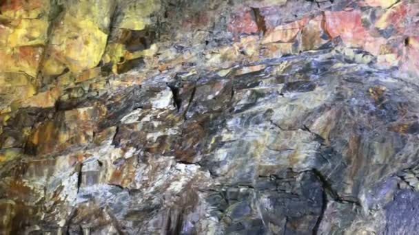 Caverna em um vulcão extinto na ilha Terceira Gruta do Algar do Carvao. Açores, Portugal — Vídeo de Stock