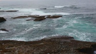 Peniche 'de taş sahili ve Atlantik Okyanusu. Portekiz