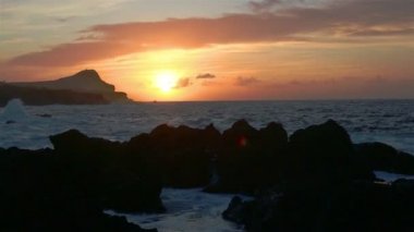 Piscinas Naturais Biscoitos sahilindeki lav taşları. Atlantik Okyanusu. Terceira Azores, Portekiz.