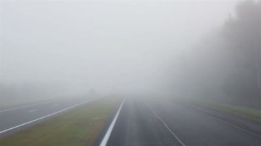 Sabah sisli bir yol. Karayolu puslu.