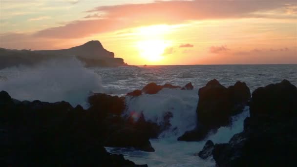 Piedras de lava en la playa de Piscinas Naturais Biscoitos. Océano Atlántico. Terceira Azores, Portugal. — Vídeos de Stock