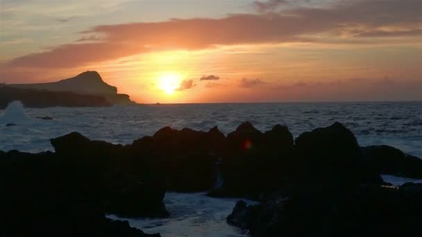 Lava stenen op het strand van Piscinas Naturais Biscoitos. Atlantische Oceaan. Terceira Azoren, Portugal. — Stockvideo