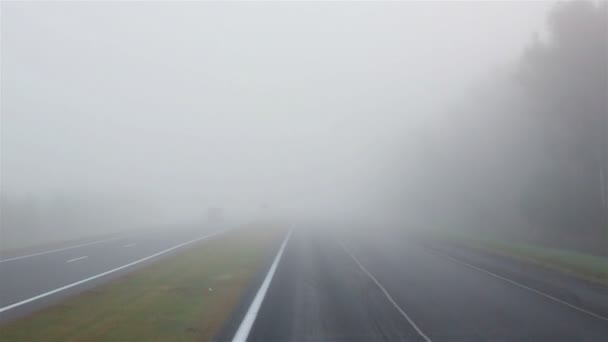 Camino con niebla en la mañana. Carretera nublada . — Vídeos de Stock