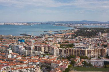 Lizbon yakınlarındaki Almada belediyesinin havadan görünümü, Portekiz