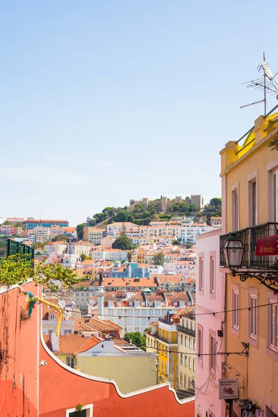 Lisabon, Portugalsko - 13. září 2019: Venkovní kavárna na starých ulicích Alfamy s výhledem na Baixu — Stock fotografie