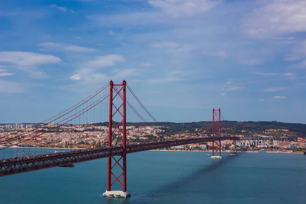 Ponte 25 de Abril je visutý most spojující město Lisabon s Almadou — Stock fotografie