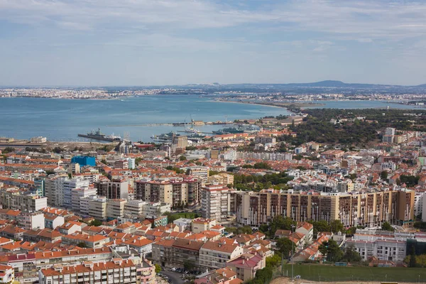 Letecký pohled na obec Almada nedaleko Lisabonu v Portugalsku — Stock fotografie