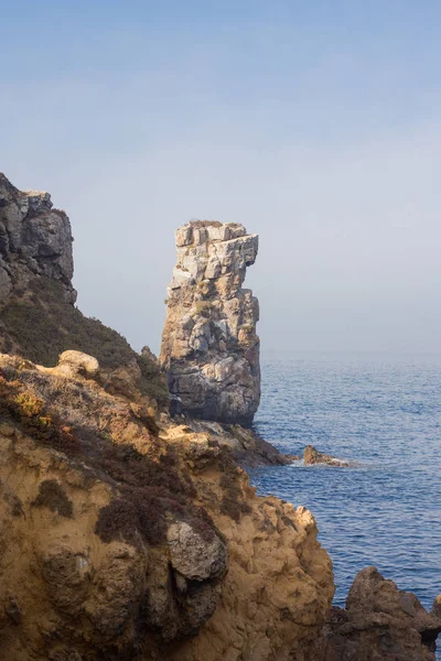 Falaises de Papoa et la mer à Peniche. Portugal — Photo