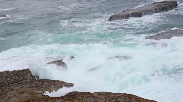 Kamienne wybrzeże i Ocean Atlantycki w Peniche. Portugalia — Wideo stockowe