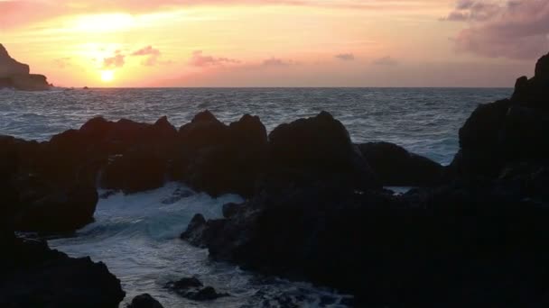 Камни лавы на пляже Piscinas Naturais Biscoitos. Атлантический океан Терсейра-Азорские острова. — стоковое видео