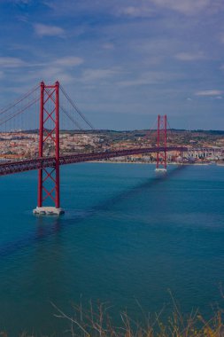 Ponte 25 de Abril, Lizbon şehrini Almada 'ya bağlayan asma köprü.