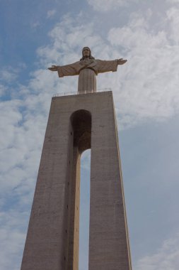 Kral İsa 'nın Sığınağı, Santuario de Cristo Rei, Almada, Portekiz.