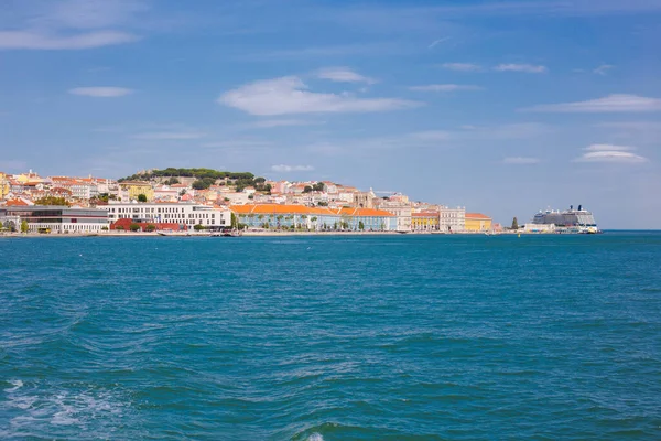Lisabon na břehu řeky Tagus ve středním Portugalsku. Tajo pohled z trajektu do Almady. — Stock fotografie