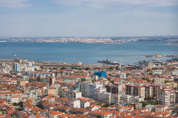 Letecký pohled na obec Almada nedaleko Lisabonu v Portugalsku — Stock fotografie