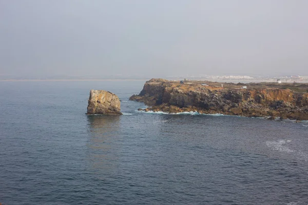 Falaises de Papoa et la mer à Peniche. Portugal — Photo