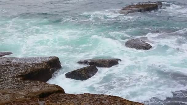 Kamienne wybrzeże i Ocean Atlantycki w Peniche. Portugalia — Wideo stockowe