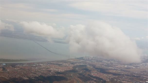 Vista desde el ojo de buey de un avión. Nubes sobre Lisboa . — Vídeo de stock