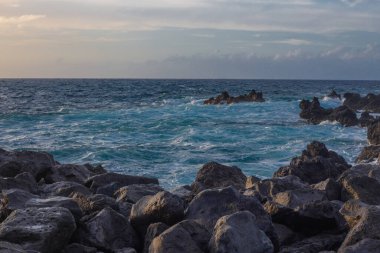 Piscinas Naturais Biscoitos sahilindeki lav taşları. Atlantik Okyanusu. Terceira Azores, Portekiz.