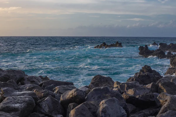 Lavasteine am Strand von Piscinas Naturais Biscoitos. Atlantik. Terceira Azoren, Portugal. — Stockfoto