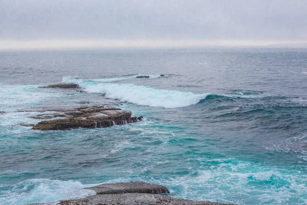 Kamienne wybrzeże i Ocean Atlantycki w Peniche. Portugalia — Zdjęcie stockowe