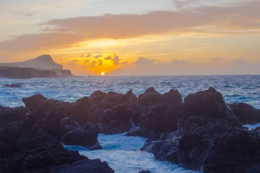 Piscinas Naturais Biscoitos sahilindeki lav taşları. Atlantik Okyanusu. Terceira Azores, Portekiz.