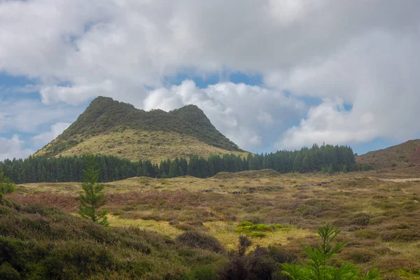 Dupla domb a mezők felett. Terceira sziget Azori-szigeteken, kék égbolttal és felhőkkel. — Stock Fotó