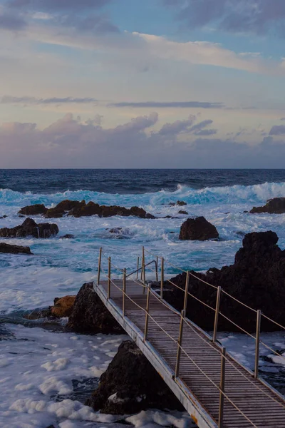 Lavasteine am Strand von Piscinas Naturais Biscoitos. Atlantik. Terceira Azoren, Portugal. — Stockfoto
