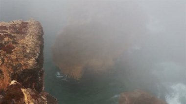 Deniz ve kumlu sahil yoğun siste, sonbahar günü