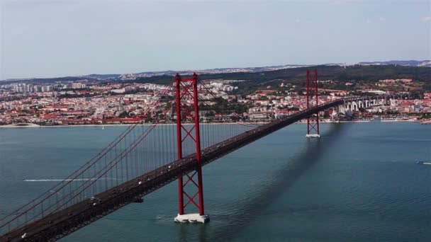 Ponte 25 de Abril è un ponte sospeso che collega la città di Lisbona, alla Almada — Video Stock