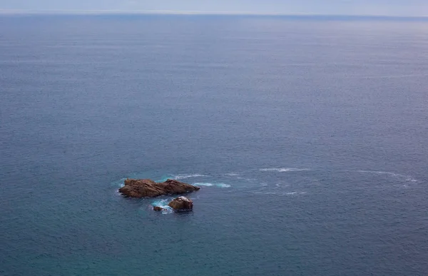 Wielka skała w oceanie. Cabo da Roca, zachodni punkt Europy, Portugalia — Zdjęcie stockowe