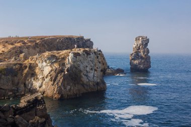 Papoa kayalıkları ve Peniche 'deki deniz. Portekiz