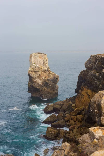 Papoa sziklák és tenger Peniche-ben. Portugália — Stock Fotó