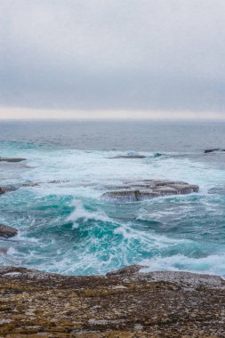 Peniche 'de taş sahili ve Atlantik Okyanusu. Portekiz