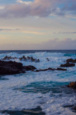 Piscinas Naturais Biscoitos sahilindeki lav taşları. Atlantik Okyanusu. Terceira Azores, Portekiz.