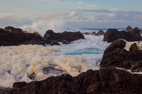 Камни лавы на пляже Piscinas Naturais Biscoitos. Атлантический океан Терсейра-Азорские острова. — стоковое фото