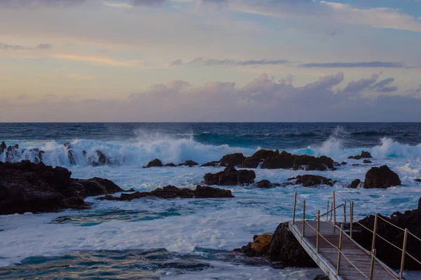 ピシナスのビーチで溶岩石｜Naturais Biscoitos.大西洋。ポルトガルのTerceira Azores. — ストック写真