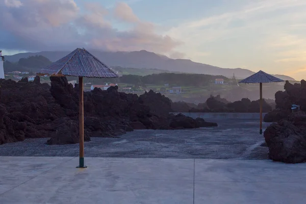 หินลาวาบนชายหาดของ Piscinas‘is Biscoitos มหาสมุทรแอตแลนติก Terceira Azores, โปรตุเกส . — ภาพถ่ายสต็อก