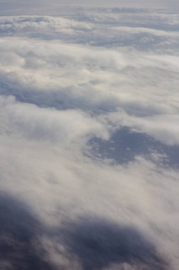 Gökyüzü ve kabarık bulutlar. Uçak penceresinden görüntüle