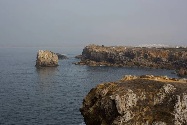 Falaises de Papoa et la mer à Peniche. Portugal — Photo