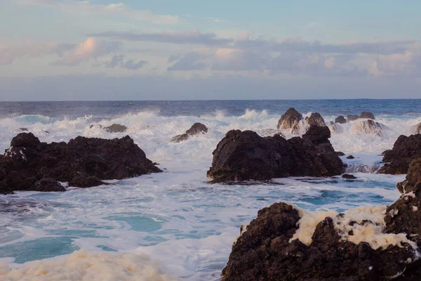 Lavasteine am Strand von Piscinas Naturais Biscoitos. Atlantik. Terceira Azoren, Portugal. — Stockfoto