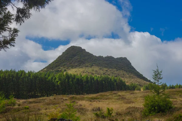 Dupla domb a mezők felett. Terceira sziget Azori-szigeteken, kék égbolttal és felhőkkel. — Stock Fotó