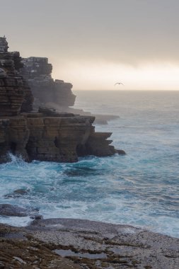 Peniche 'deki kayalıklar ve Atlantik Okyanusu. Portekiz
